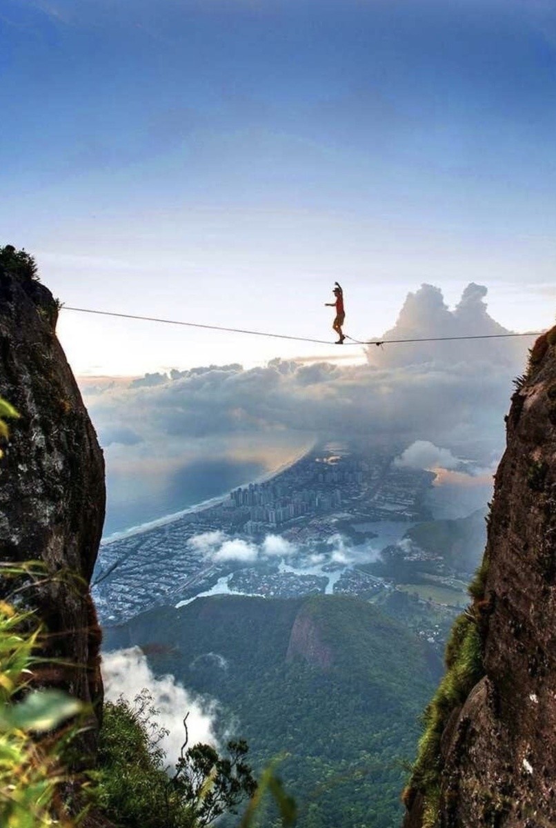 Даже не хочется знать, на какой высоте канатоходец