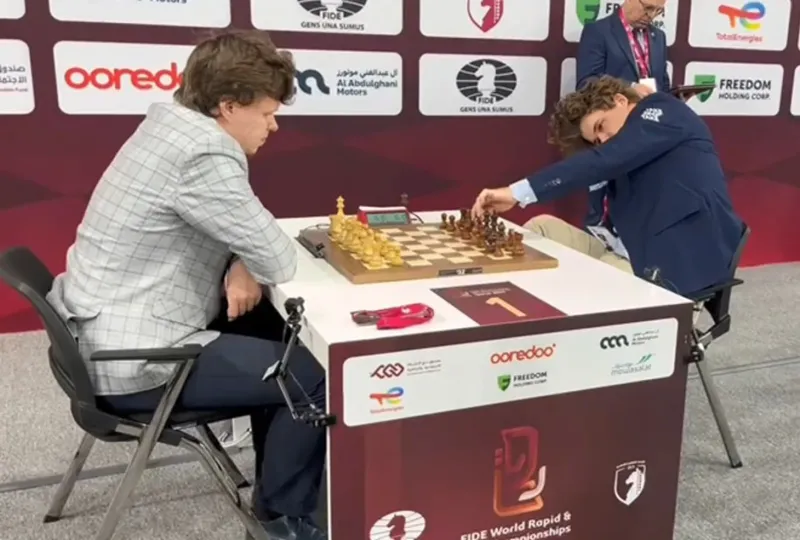 Чемпион мира по шахматам оттолкнул камеру оператора после проигрыша россиянину