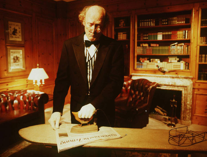 Почему в Великобритании дворецкий был обязан погладить газету утюгом, прежде чем вручить её аристократу?