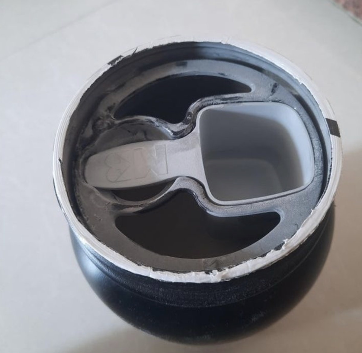 Создатели данной баночки сделали так, что человек больше не будет пачкаться, пока достает мерную ложку. Теперь для неё есть отдельный держатель