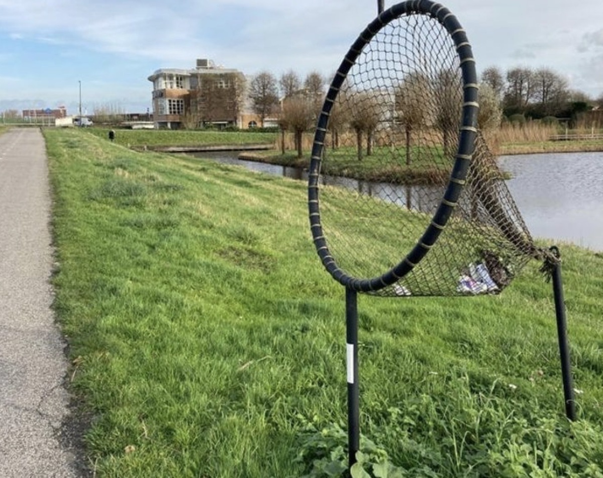 Катаясь в Нидерландах на велосипеде вы можете не слезать с своего транспорта, чтобы выкинуть мусор, ведь существуют такие специальные мусорки