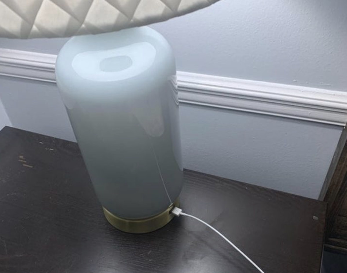 Очень удобная настольная лампа, ведь там имеется встроенный USB-разъем