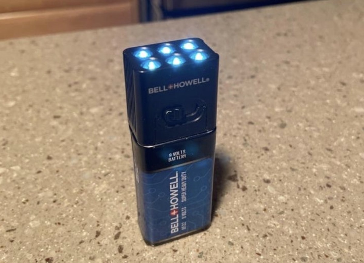 Фонарик, подсоединенный к батарейке