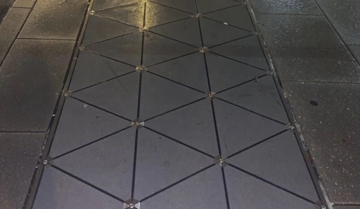 Очень необычный тротуар, который будет генерировать электричество от шагов людей, которые по нему будут идти