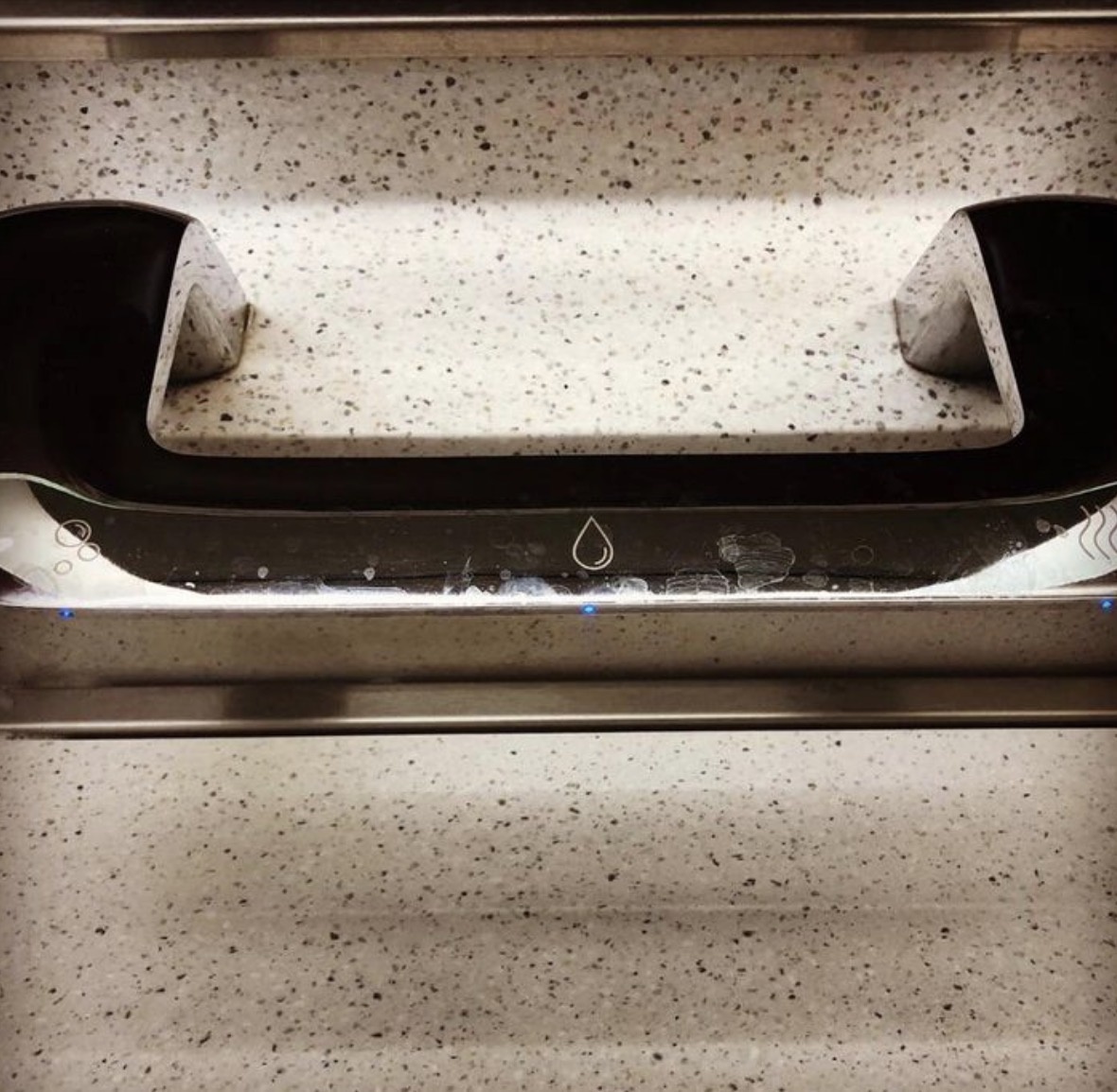 Мыло, вода, горячий воздух — все это подается из одной стойки, который расположен над раковиной в общественном туалете