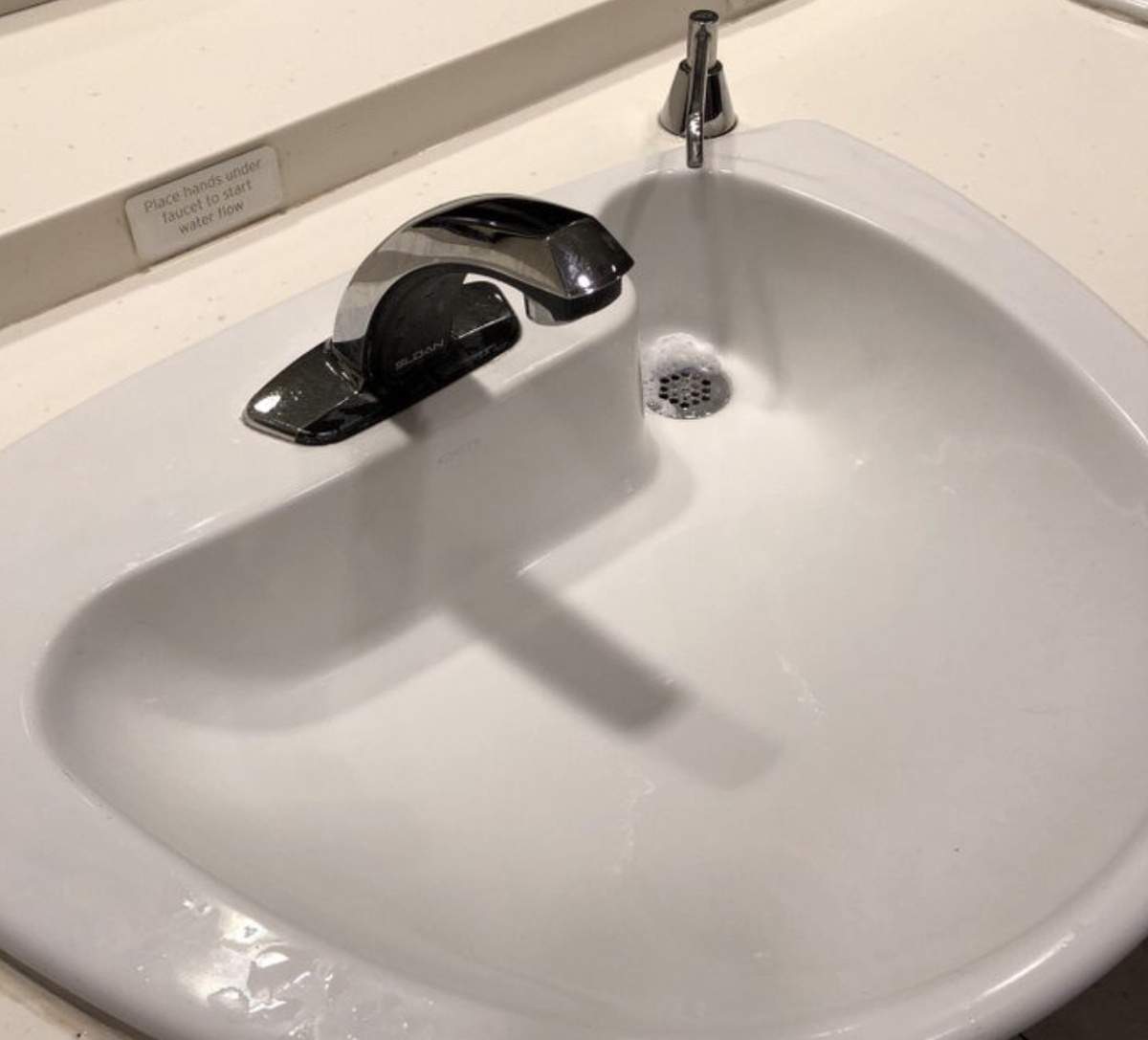 Чтобы не оставалось никаких разводов, дизайнеры этой раковины сделали слив под дозатором мыла