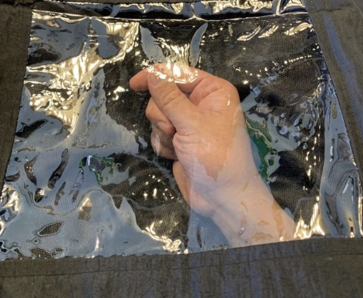 В эту накидку можно поместить телефон и смотреть все уведомления, которые приходят. Ну или сериалы