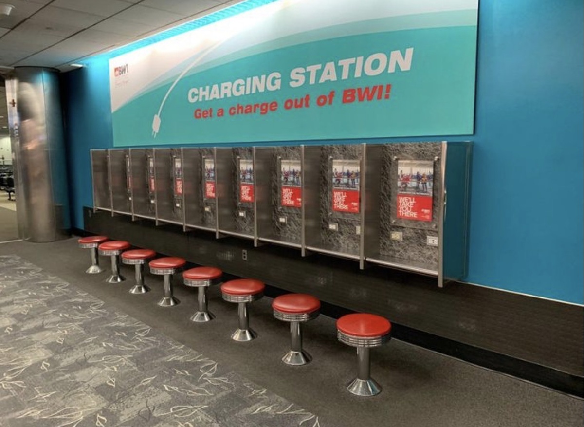 Чтобы зарядить свой телефон, который по каким-либо причинам разрядился — достаточно прийти на эту бесплатную станцию для подзарядки гаджетов