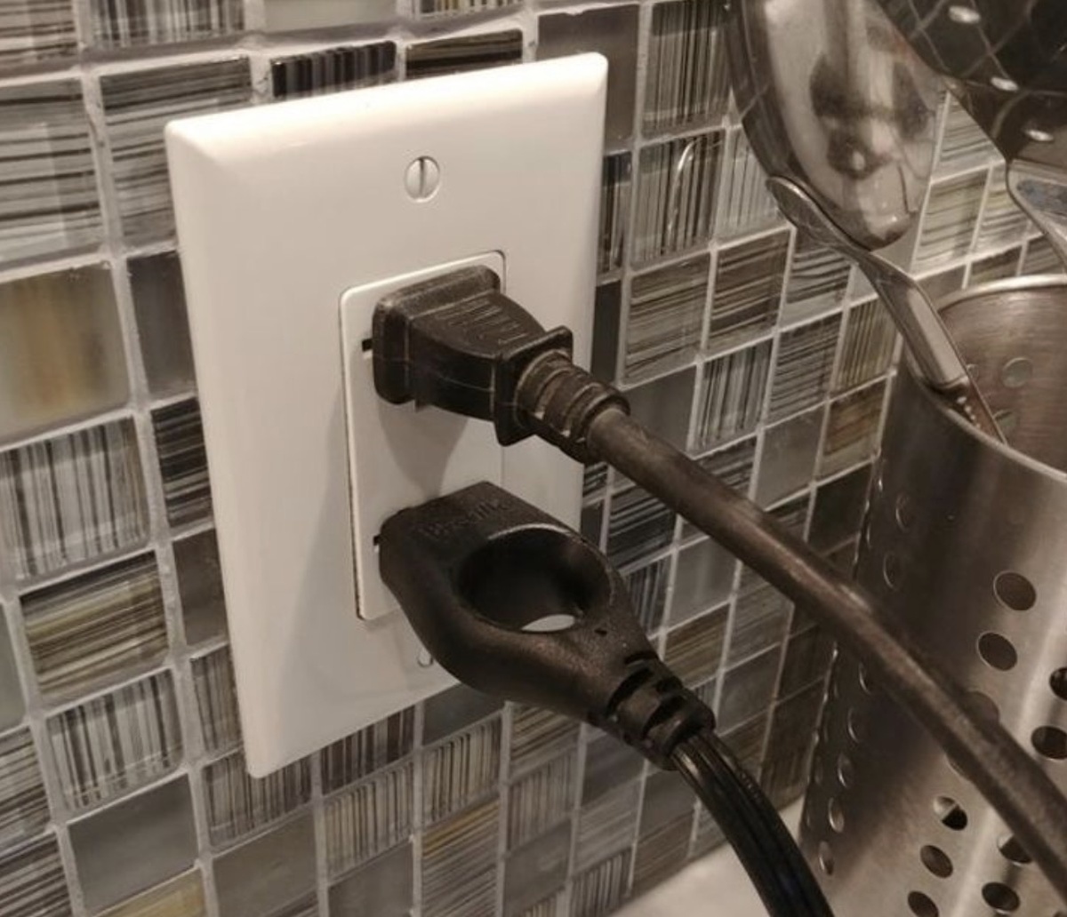 Такой штепсель точно будет удобно и безопасно вынуть из розетки