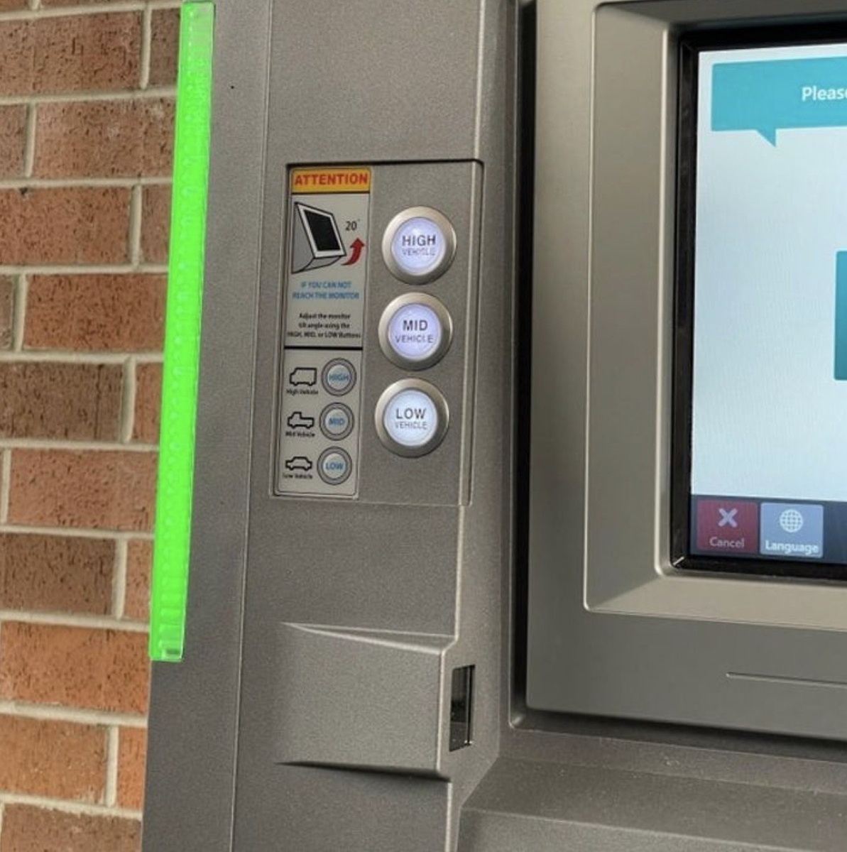 Этот банкомат регулирует высоту автомобиля, исходя из типа машины