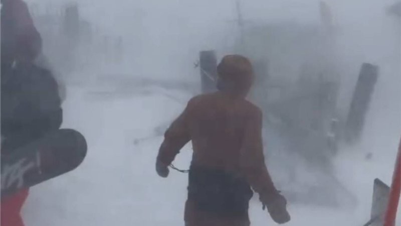 Снежная буря сбила с ног туристов в Японии