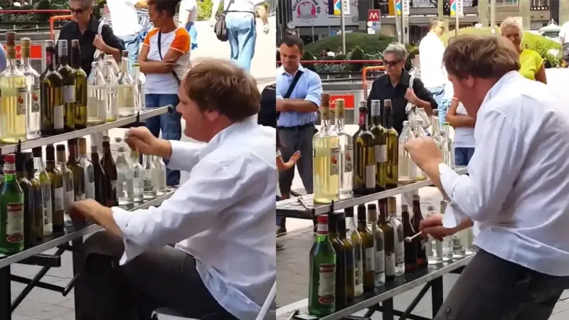 Мужчина играет на бутылках с водой