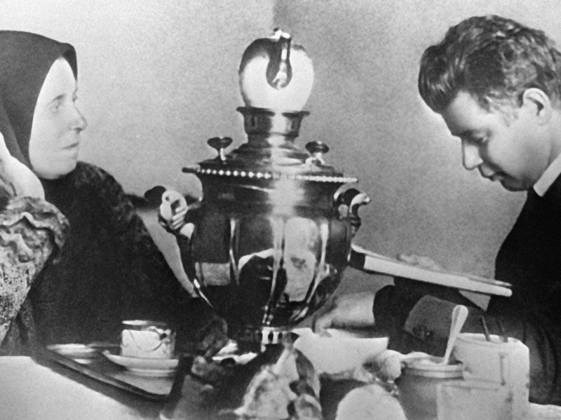 5. Сергей Есенин читает стихи матери - Татьяне Фёдоровне, которой посвящены строки «Ты одна мне помощь и отрада, ты одна мне несказанный свет»