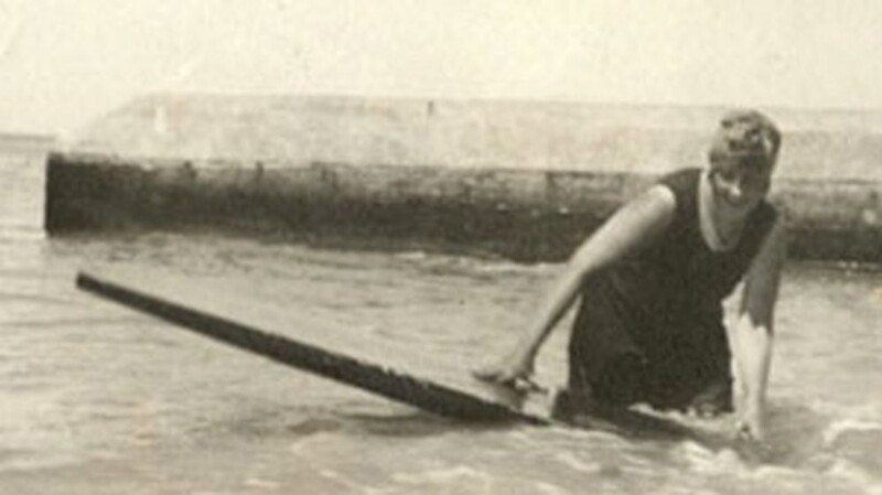 6. Агата Кристи занимается серфингом на пляже Вайкики, Гавайи, в 1922 году