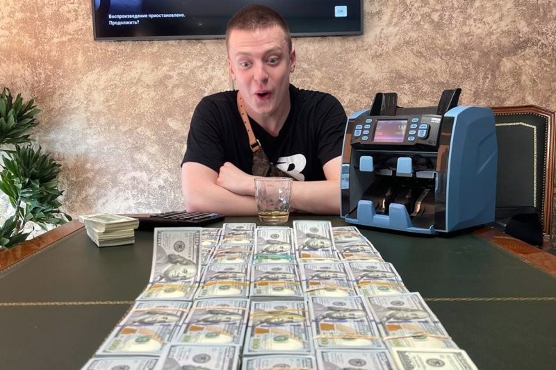 Парню, который сделал тату, чтобы получить квартиру от Меллстроя, приходится сводить рисунки с лица