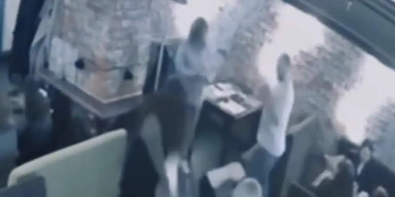 В челябинском караоке-баре пьяная дама разбила лицо сопернице