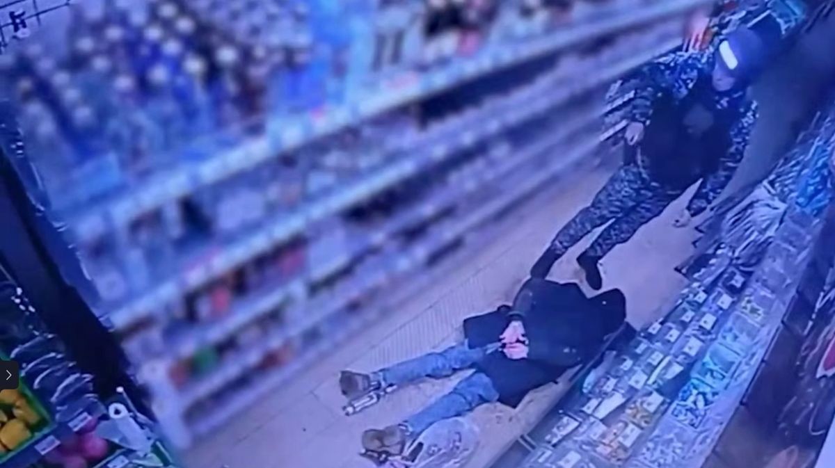 В Подмосковье мужчина залез в магазин, чтобы пополнить запасы к Новому году