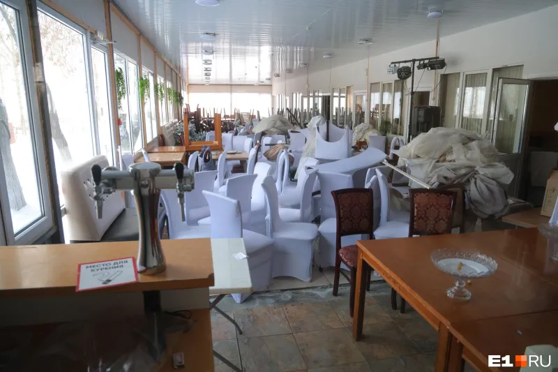 В Екатеринбурге сносят скандально известное кафе «Каспий»