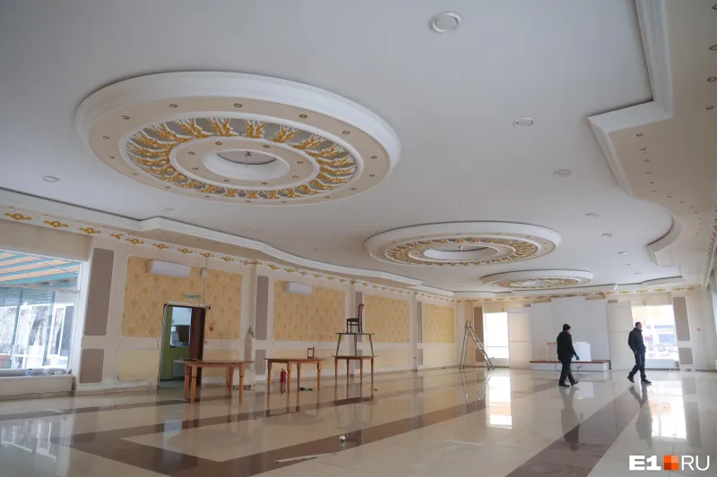 В Екатеринбурге сносят скандально известное кафе «Каспий»