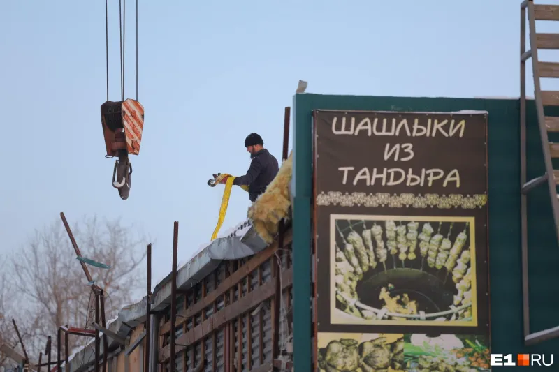 В Екатеринбурге сносят скандально известное кафе «Каспий»