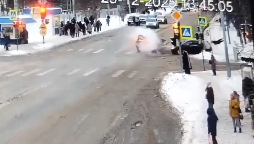 Столкнулись и раскидали пешеходов