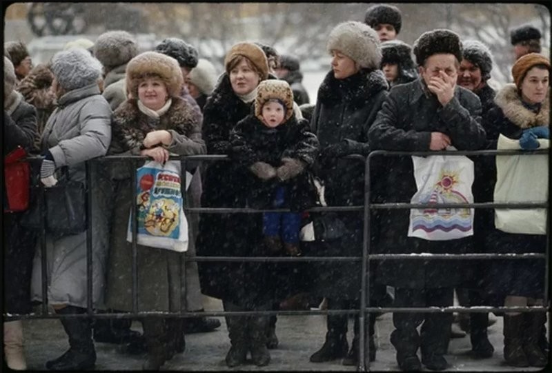 16. Родители ждут детей после Кремлёвской новогодней ёлки. Москва. СССР. 1988 г.