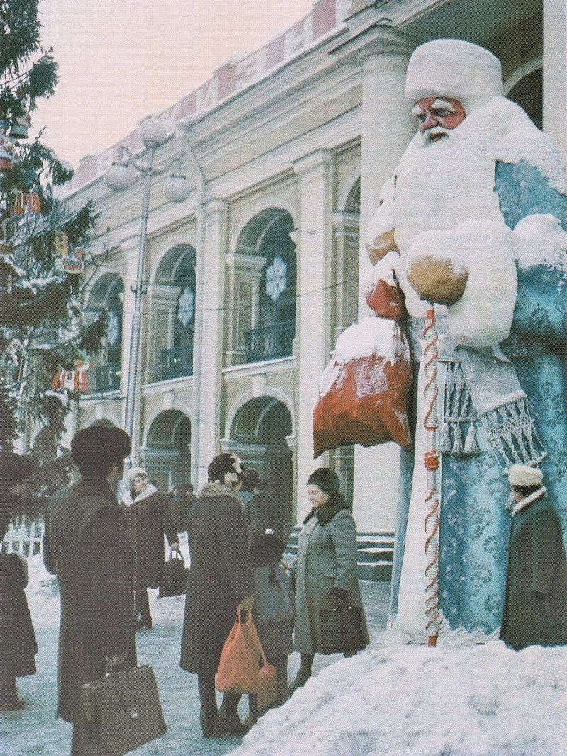 17. Дед Мороз посмеивается в бороду, внимательно наблюдая за предновогодней суетой. Гостиный двор. Ленинград. СССР. 1980-е.