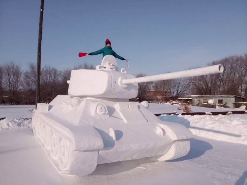Внук с дедом построили из снега Т-34 в натуральную величину