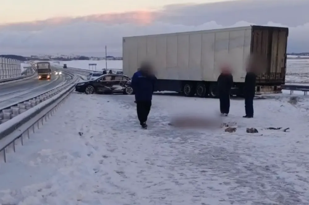 Похоже, грузовик на дорогу вообще не смотрел