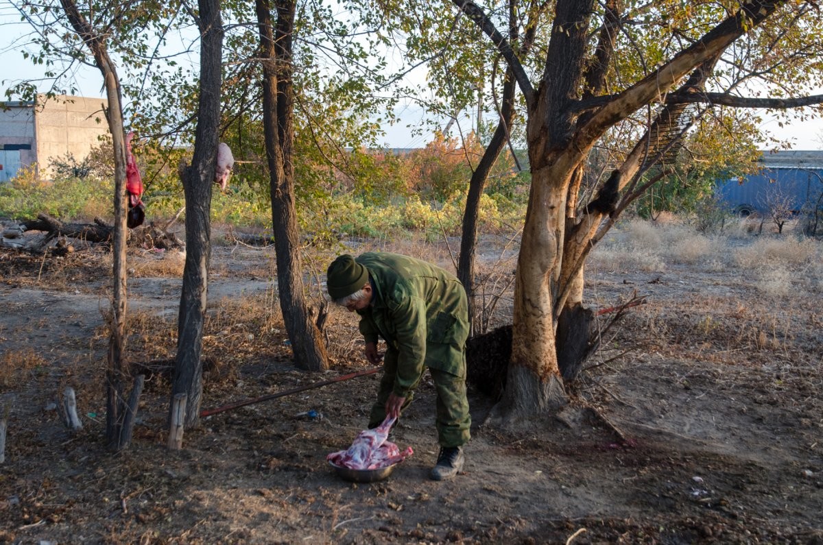 Случайно путешественник забрёл на луковую плантацию, где этот человек разделывал барана. Он со своей семьёй пригласил велосипедиста отобедать ягнёнком с чаем и водкой под рассказы об охоте в степи 