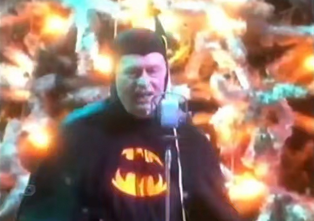 В сети вспомнили, как Жириновский читал реп с «Отпетыми мошенниками» в костюме Бэтмена на "Голубом огоньке"