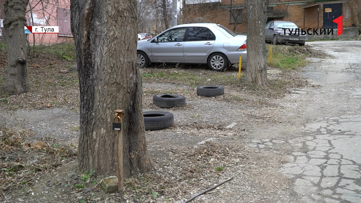 Дворовые «самозахваты» парковок: цепочки, столбики, покрышки — откуда пошло и чем заканчивается
