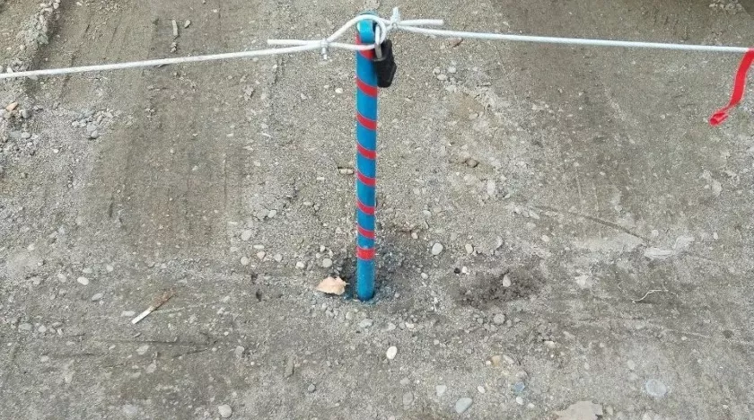 Дворовые «самозахваты» парковок: цепочки, столбики, покрышки — откуда пошло и чем заканчивается