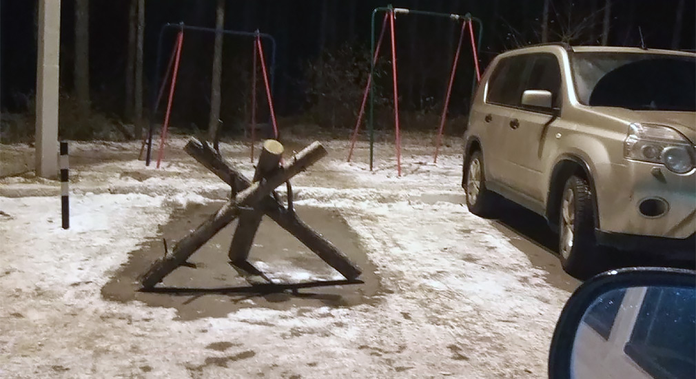 Дворовые «самозахваты» парковок: цепочки, столбики, покрышки — откуда пошло и чем заканчивается