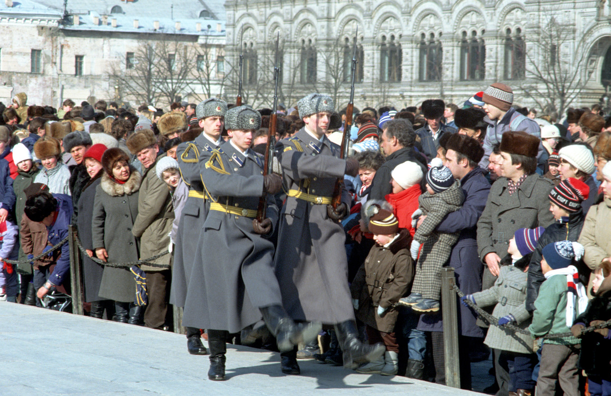 В 2000 году в РФ отменили разрешение на сотовые. А зачем и когда его ввели?