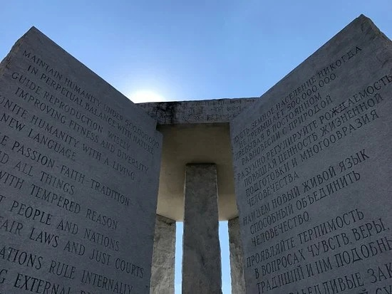 «Американский Стоунхендж», состоящий из шести гранитных плит высотой около 6 метров и весом 119 тонн