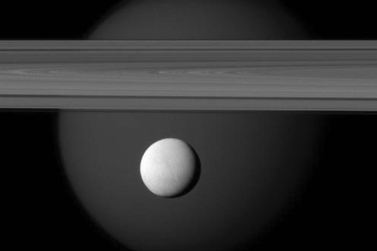 Энцелад и Титан: два потенциально обитаемых мира в одном кадре