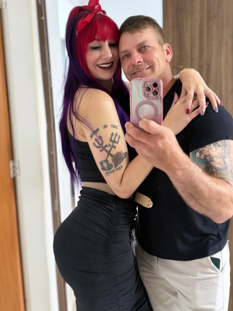 Женщина пришла на помощь мужу, который неудачно нырнул в бассейн