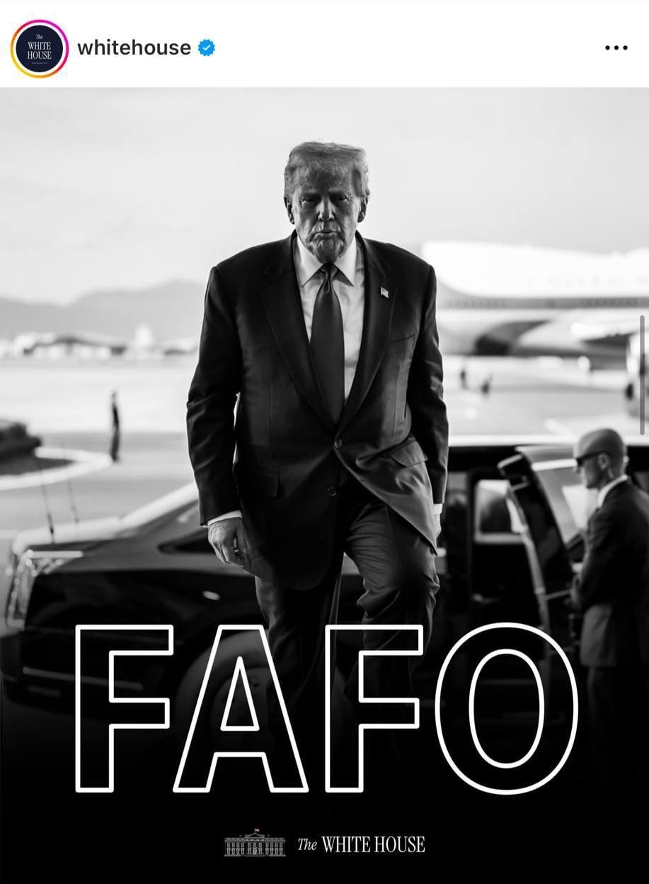 Белый дом опубликовал черно-белую фотографию Трампа с текстом «FAFO». FAFO на сленге обозначает — «Fuck Around, Find Out.». Дословно — «Будешь много вы*бываться, получишь пизд*лей»