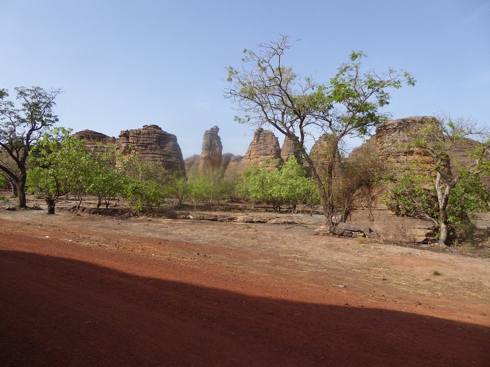 Каменные стражи Фабедугу - застывшие во времени  древние дюны