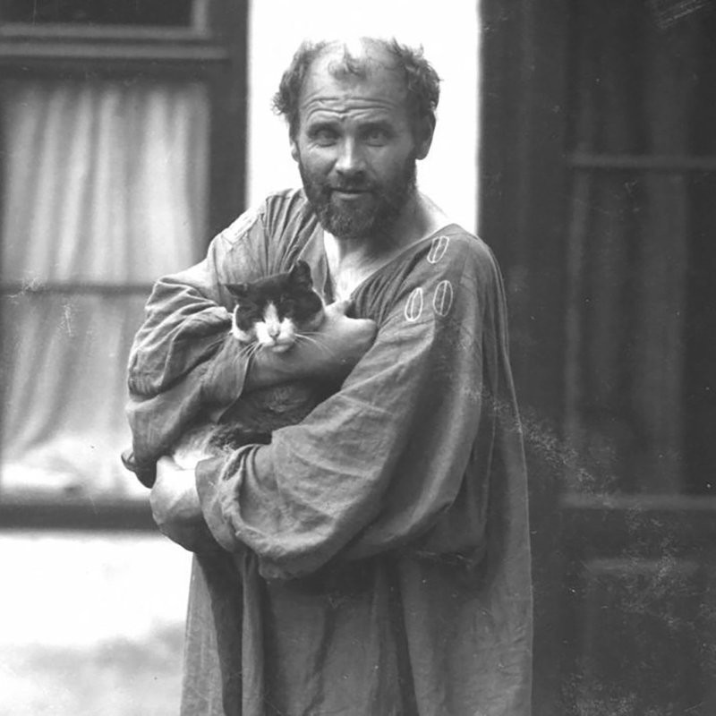 10. Густав Климт — австрийский художник, один из основоположников европейского модерна, с питомцем
