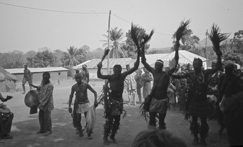 Однажды в январе в одной приморской стране иностранные войска пришли похитить президента