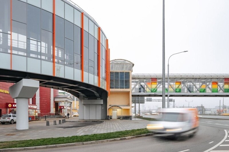 Новый ТЦ? Нет, просто новый надземный пешеходный переход в Москве⁠