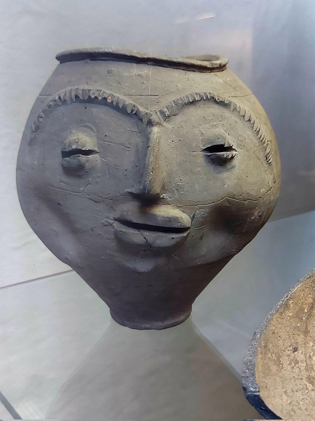 17. Очень интересный римский сосуд в форме человеческого лица,   II век н.э.