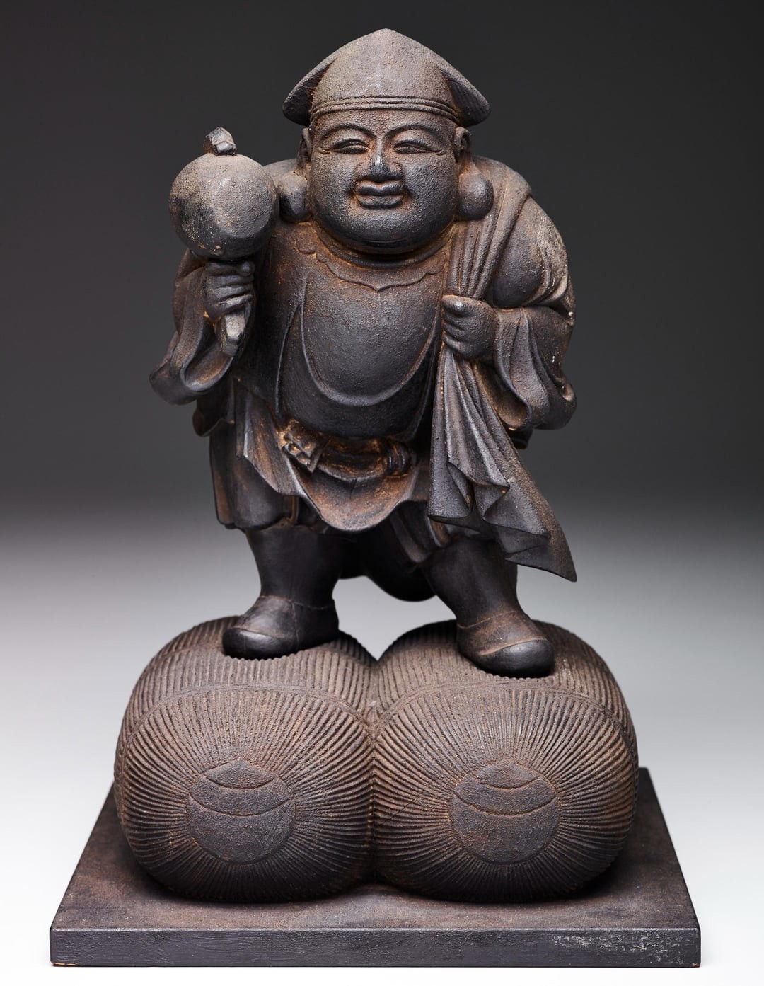 10. Скульптура Махакалы, стоящего на двух мешках с рисом, Япония, XVIII век