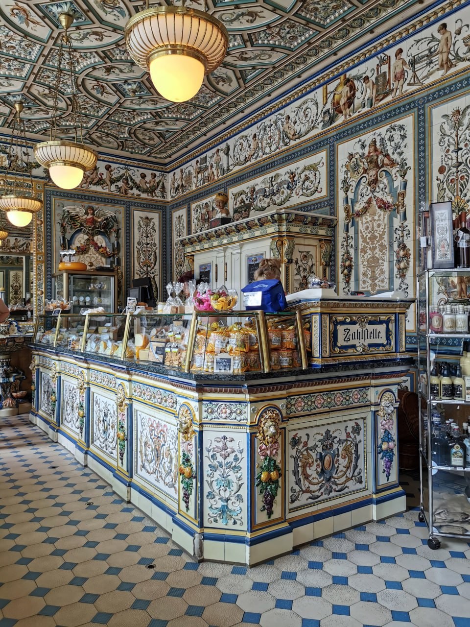 Самый красивый молочный магазин в мире (по версии Книги рекордов Гиннесса) находится в Дрездене, Германия, 1891 г