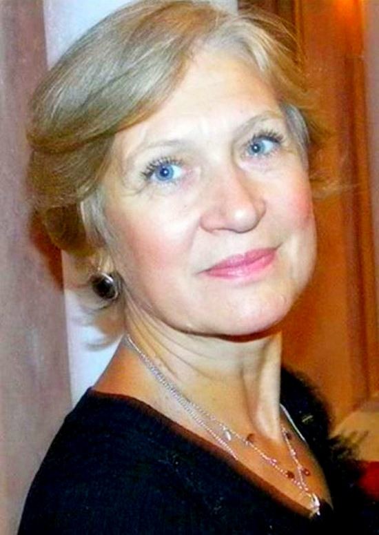 «Приподнимем занавес за краешек, Какая старая тяжёлая кулиса…»