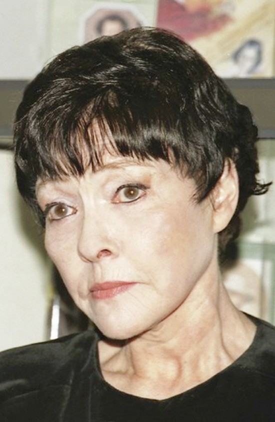 «Приподнимем занавес за краешек, Какая старая тяжёлая кулиса…»