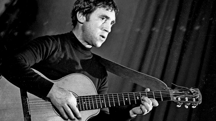 «Приподнимем занавес за краешек, Какая старая тяжёлая кулиса…»