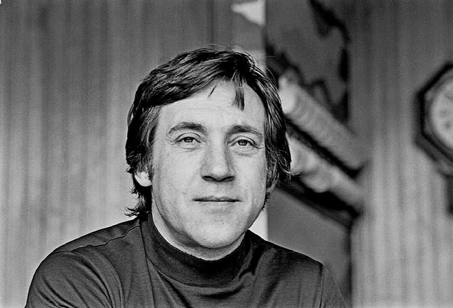 «Приподнимем занавес за краешек, Какая старая тяжёлая кулиса…»